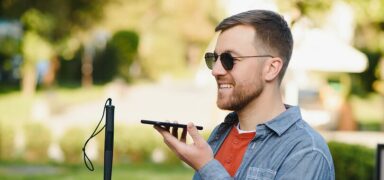 young-blinded-man-using-phone-sending-voice-message 2 La importancia de la accesibilidad en función de las capacidades diferentes de la población.