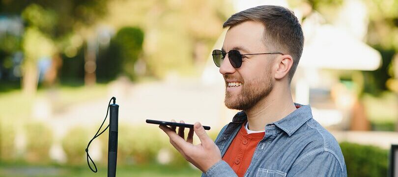 young-blinded-man-using-phone-sending-voice-message 2 La importancia de la accesibilidad en función de las capacidades diferentes de la población.